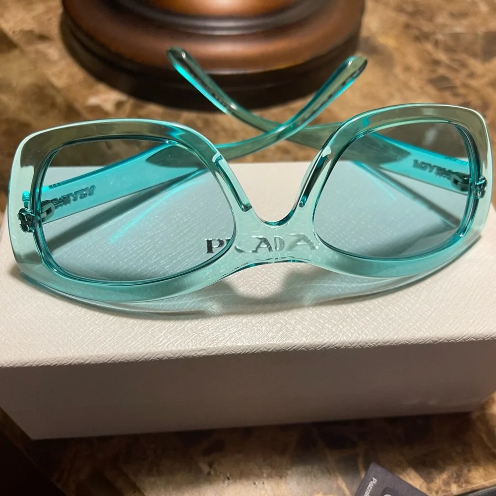 - PRADA - Picture 4 of 8